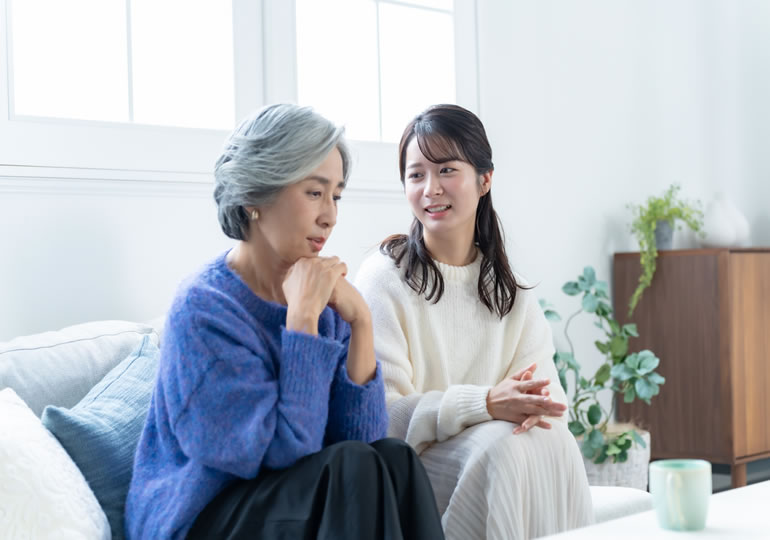 娘に散骨の説明を受ける中年女性