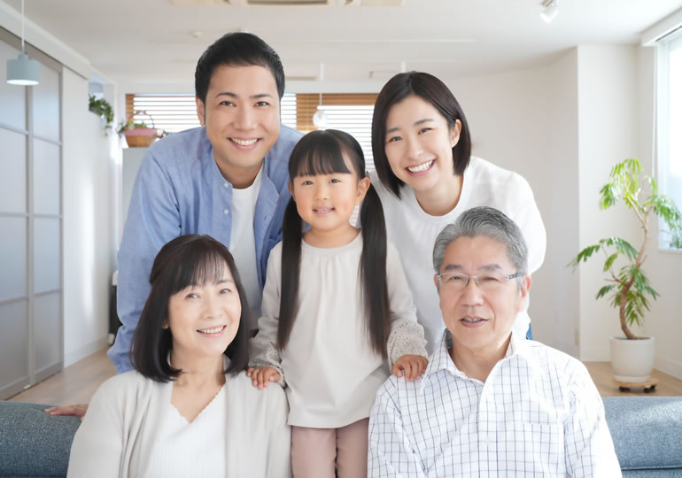 リビングで寛ぐ三世代家族