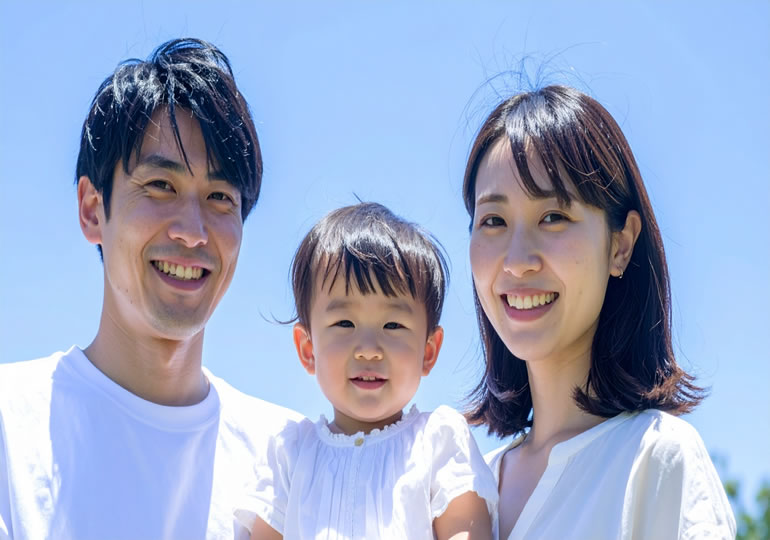 一人っ子の子供を抱きかかえる夫婦