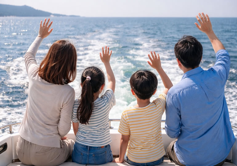 クルーザーの船内から散骨した海に手を振る家族の後ろ姿
