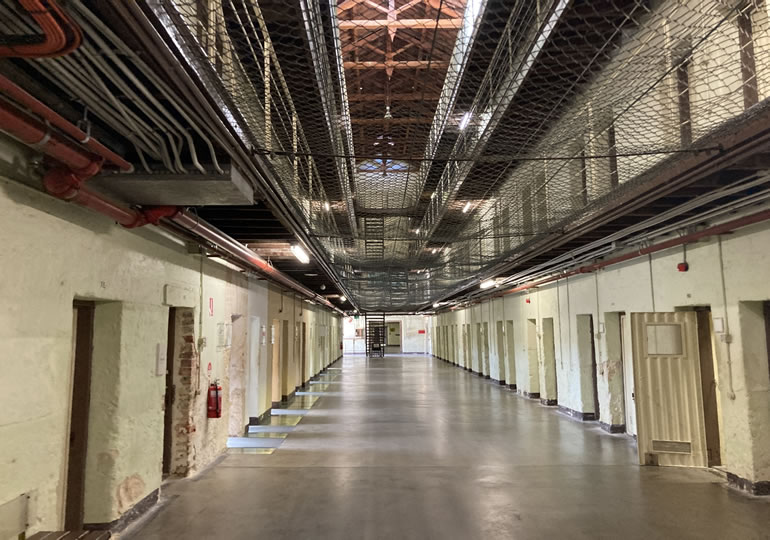 刑務所の牢屋の前の廊下