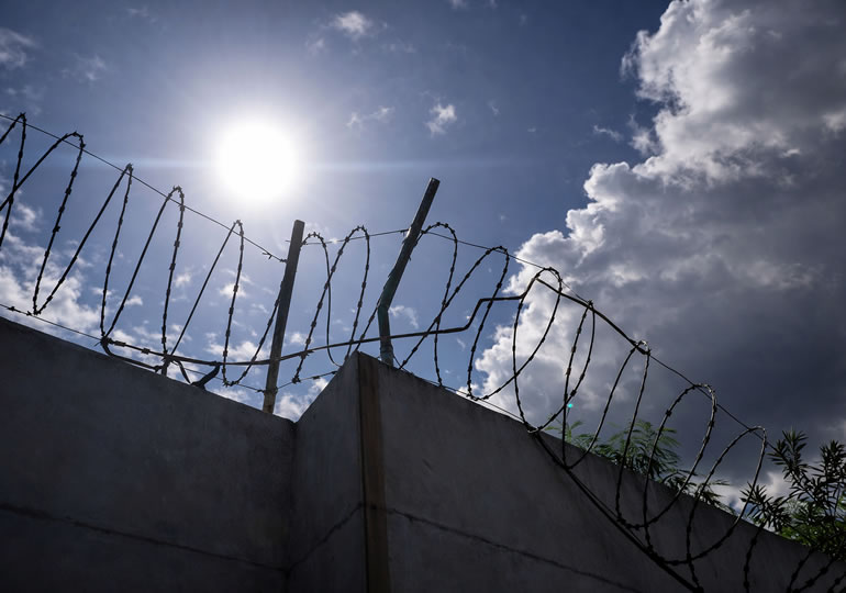 刑務所の外に見える青空