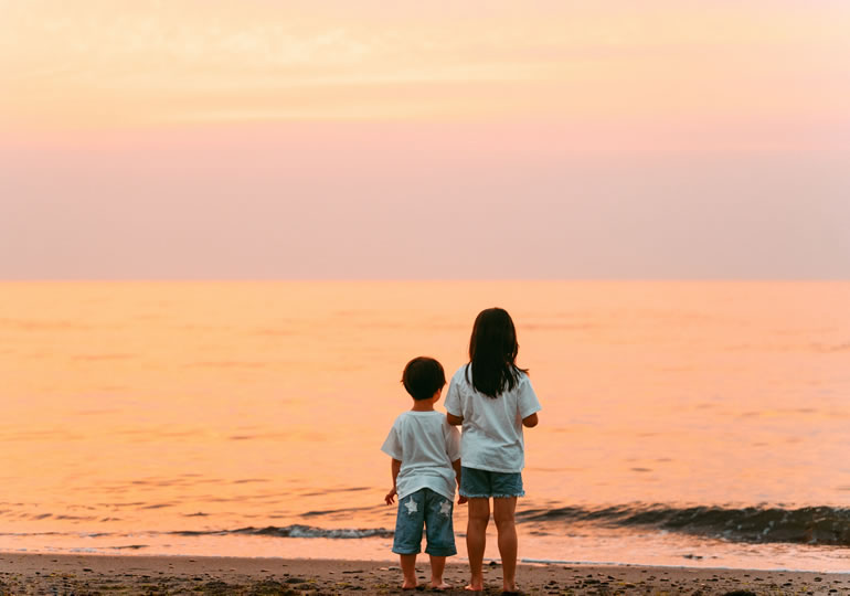 散骨した海を見つめる子供達