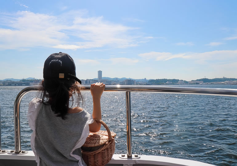 海洋散骨の船に乗る子供