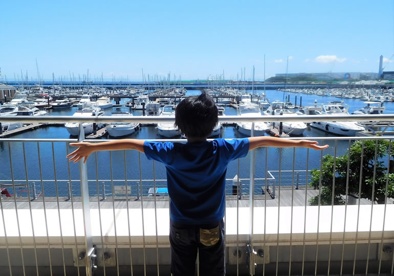海洋散骨する船を見て喜ぶ子供