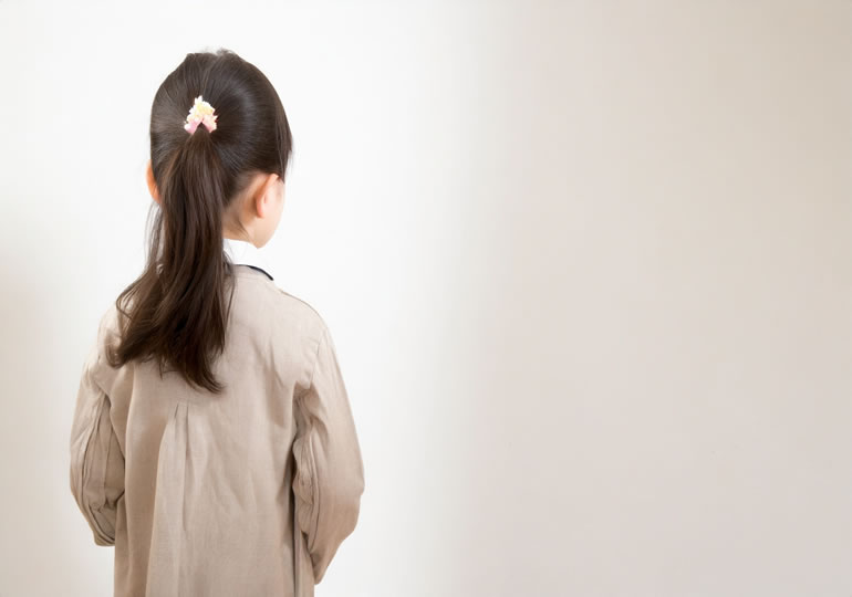一人っ子の子供の後ろ姿