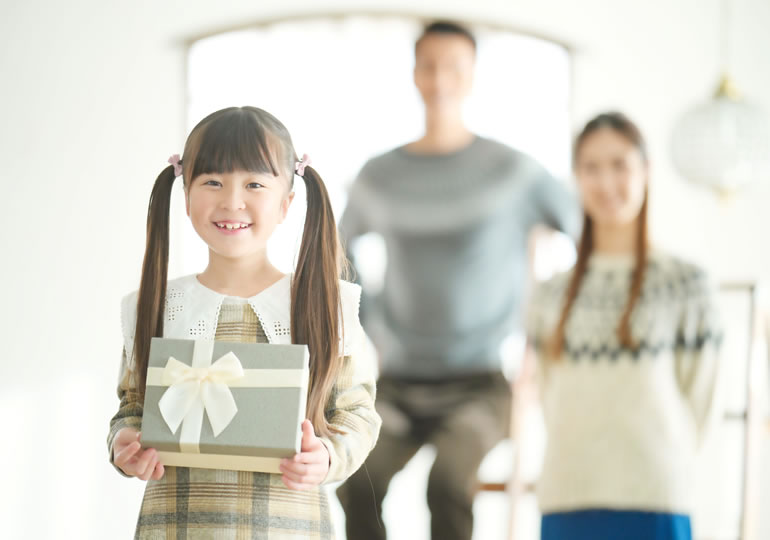 両親からプレゼントをもらう女の子