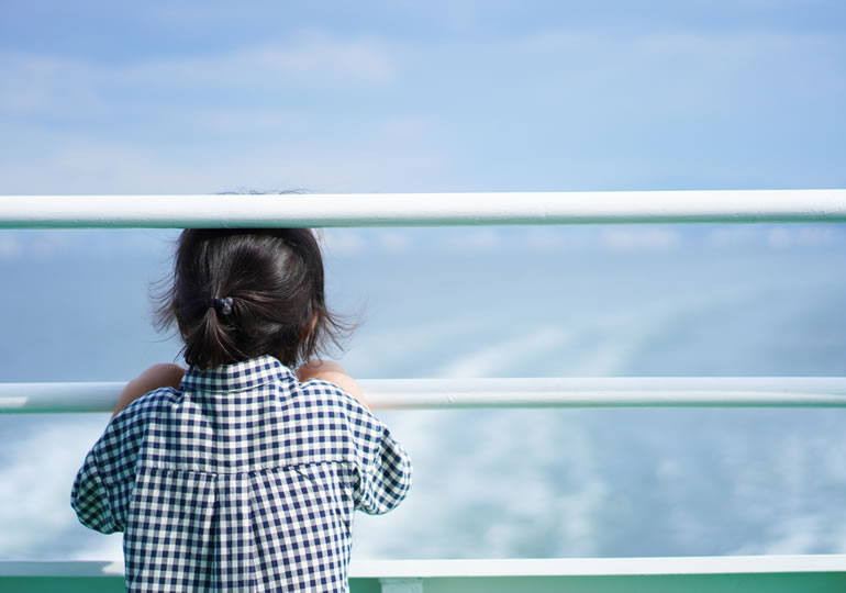 散骨した海を見つめる子供