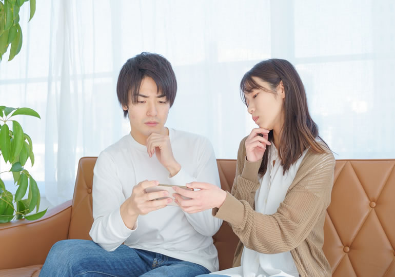 散骨業者の口コミに悩むカップル