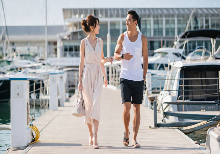 ハイヒールでマリーナを歩いている女性