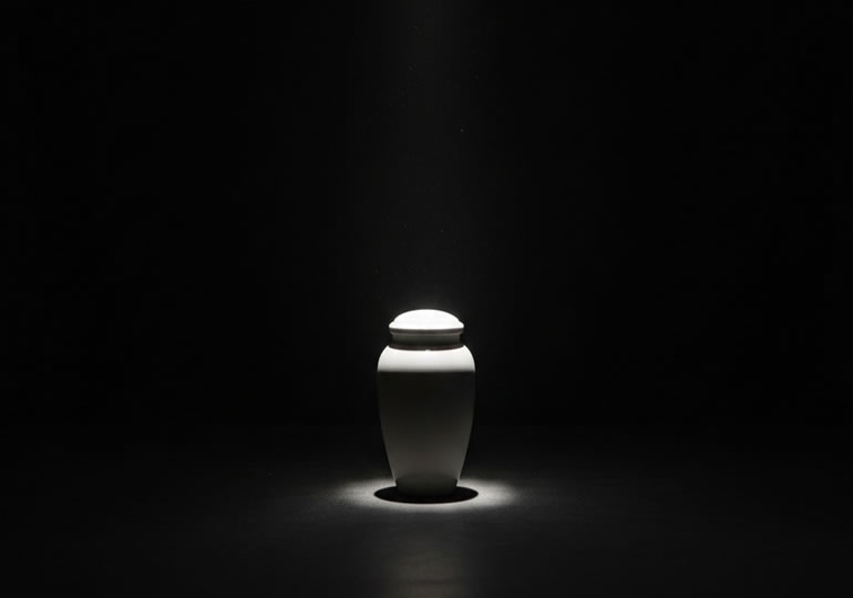真っ暗な部屋に置かれた骨壺