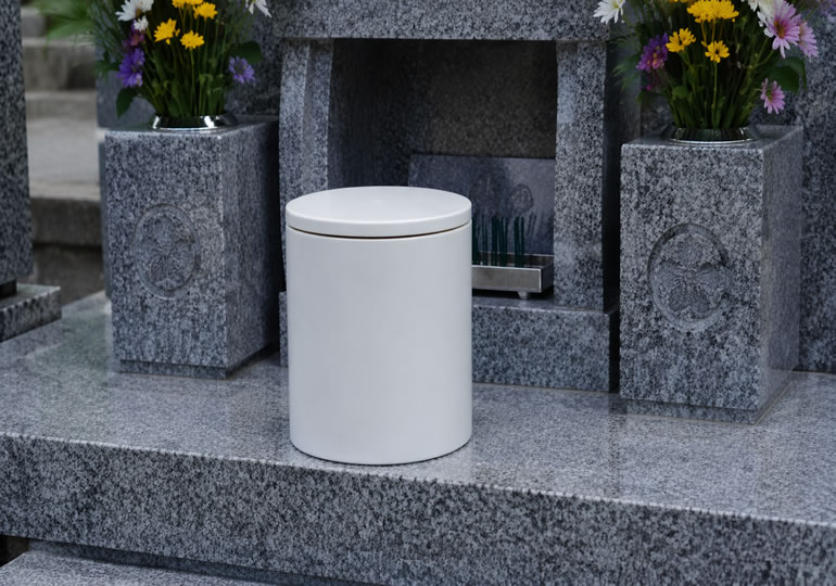 お墓の前に置かれた骨壺