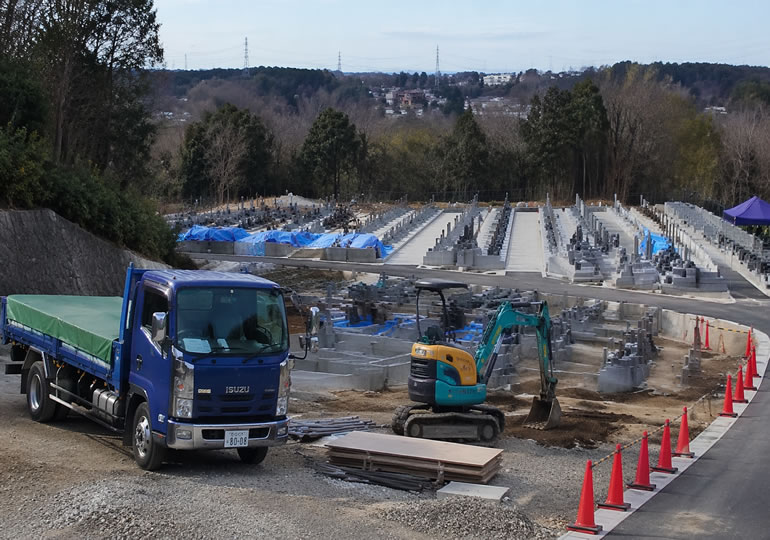 新規墓地開発の限界を示す工事現場