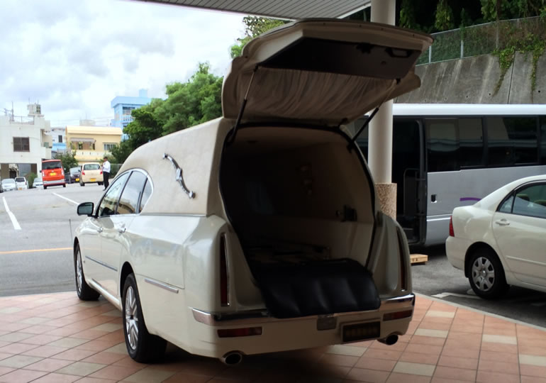 火葬場に故人を運んできた霊柩車