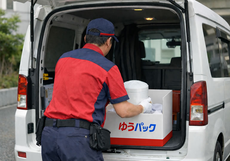 ゆうパックで遺骨を送骨する様子