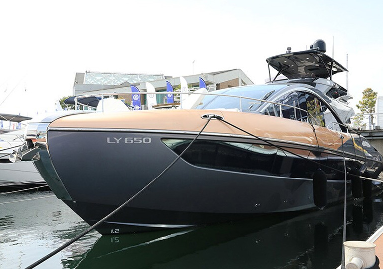 マリーナに停泊しているレクサスの高級クルーザー