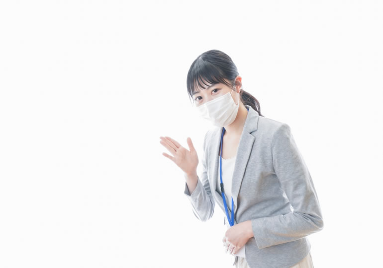 粉骨業者選びの説明をするマスク姿の女性