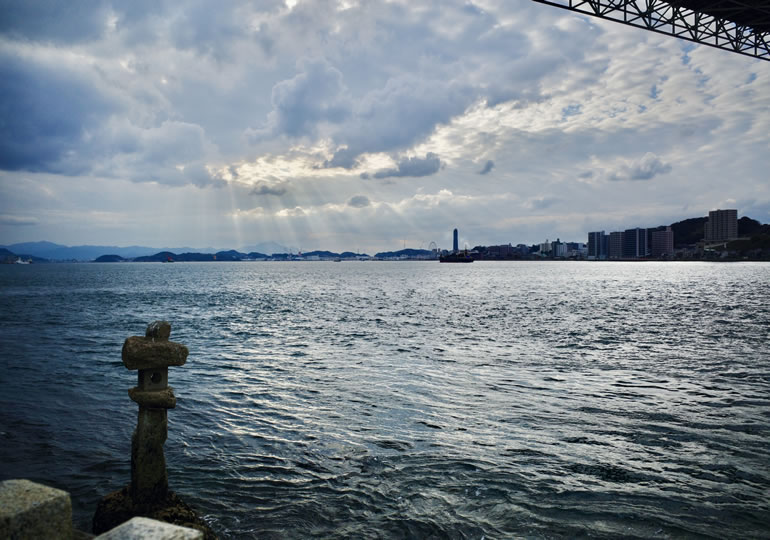 海に下りられる和布刈神社の階段
