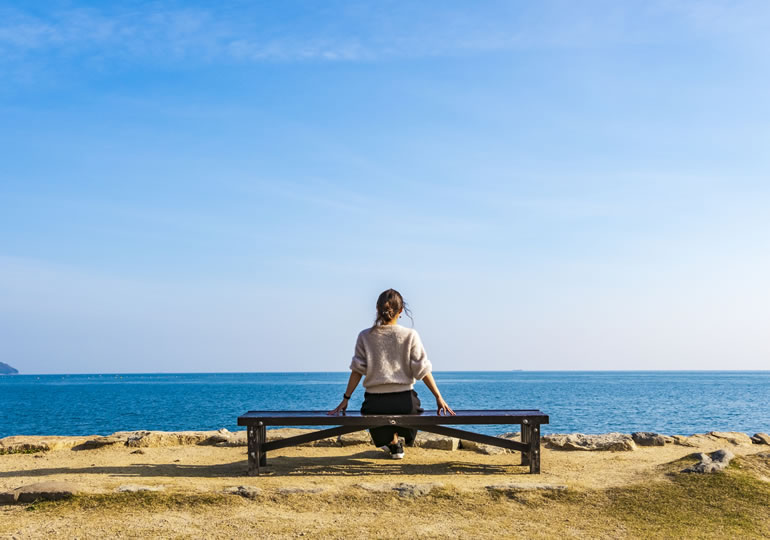 海洋散骨した海を眺める女性