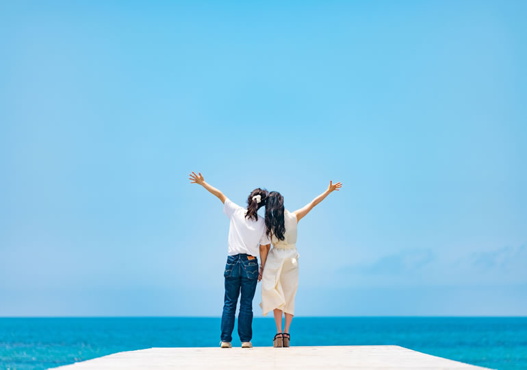 両親の散骨をした海を見に来た姉妹