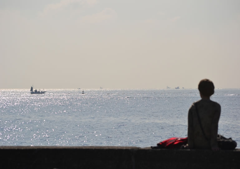 委託散骨で散骨した海を眺める女性