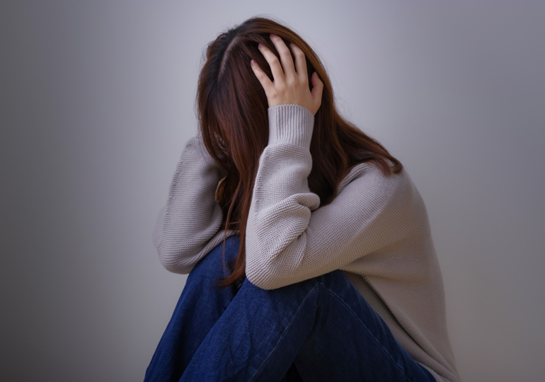 遺骨処分を考えて頭と抱えて悩む女性