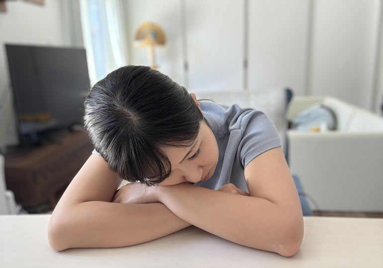 海洋散骨の闇を抱える女性