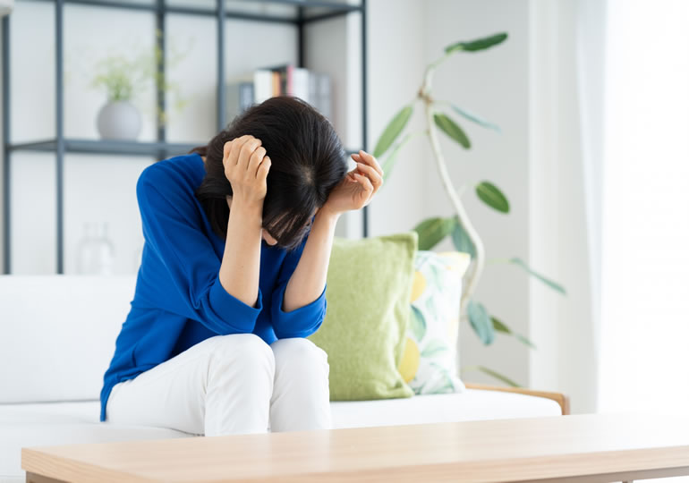 リビングで散骨の供養を決断する女性