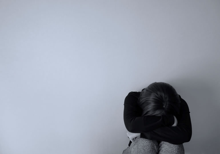 遺骨処分に悩む女性
