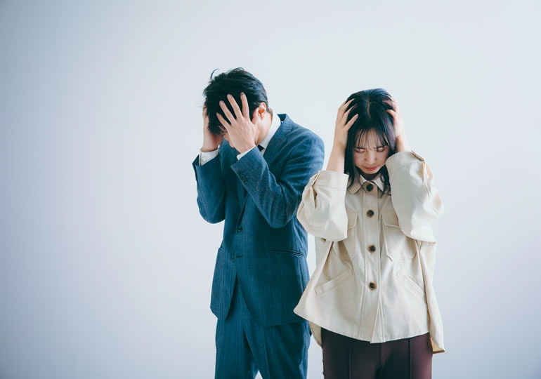 乗り合い散骨に悩む男性と女性