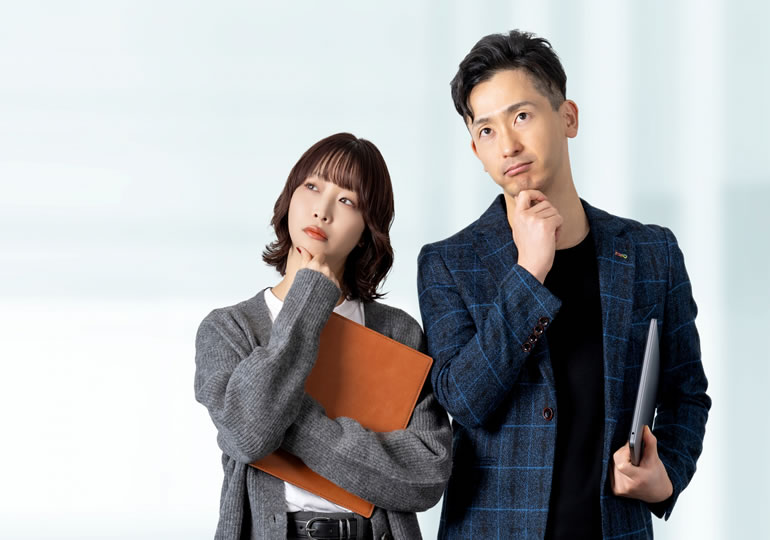 なぜ遺骨が汚れるのか疑問に思う男女