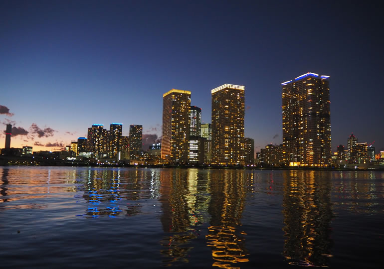 海から見た夜の東京の夜景