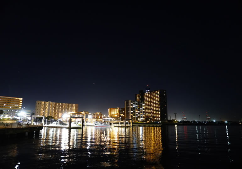 海から見た千葉みなとの夜景
