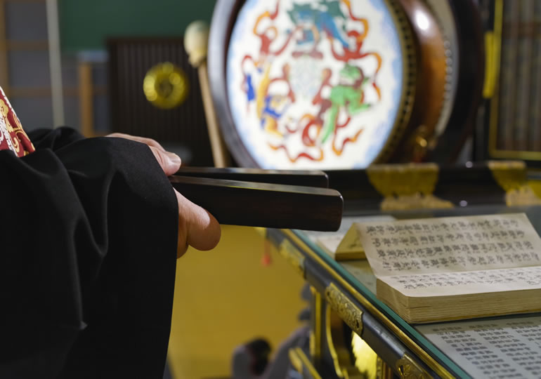 本堂でお経を読む住職