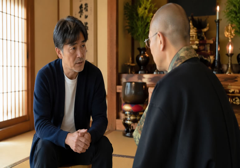 住職と話している男性