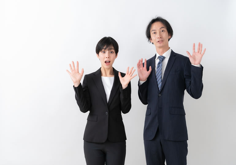 永代供養の真実に驚く若い男女