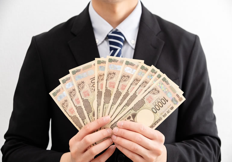 海洋散骨費用を説明する男性