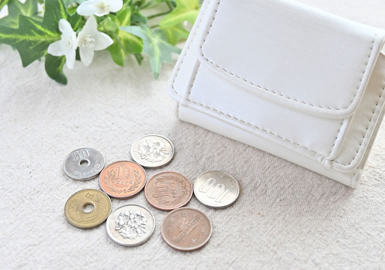 テーブルに置かれたわずかな小銭と白い財布
