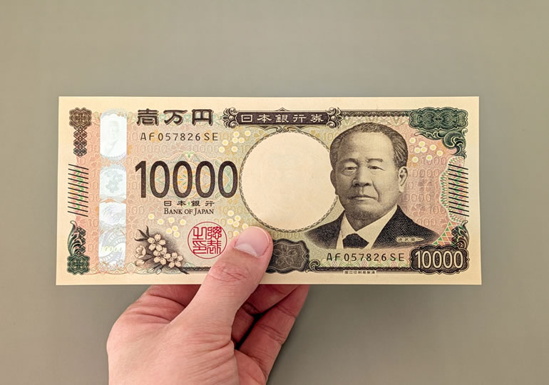 葬儀の追加費用を払う女性の手元