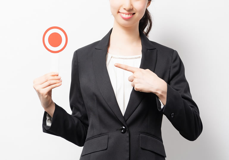 六価クロムの安全性を確認する女性