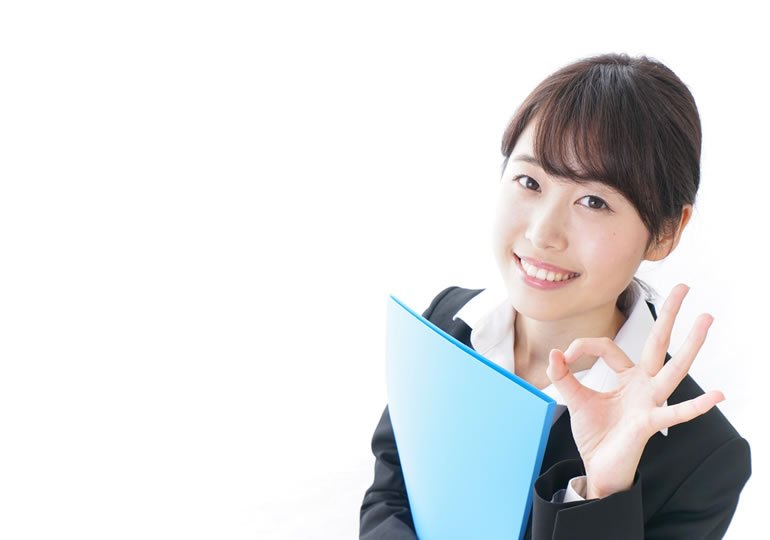 遺骨処分の知識を説明する女性