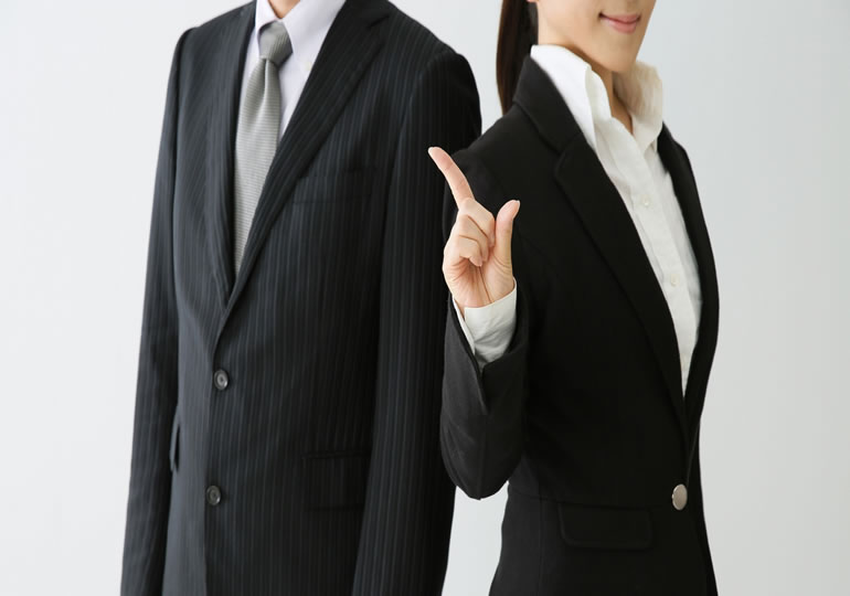 葬儀の風習を説明する女性