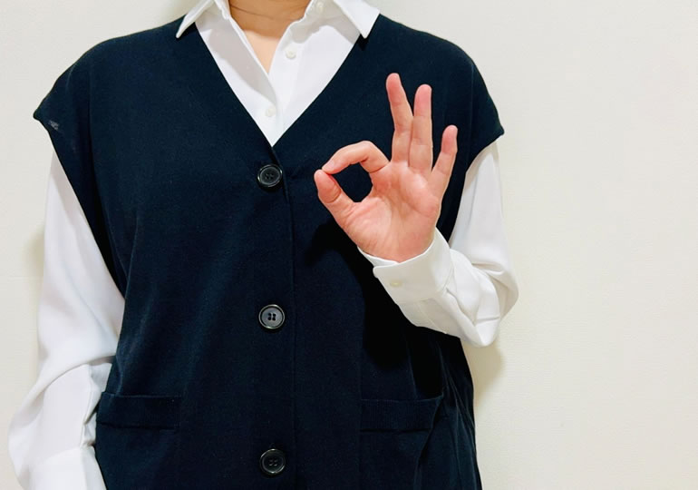 信頼できる散骨業者の説明をする女性