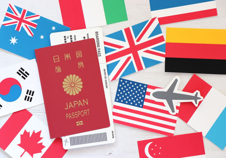 日本のパスポートと世界の国旗のイメージ画像
