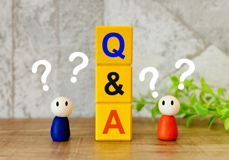 QアンドAと書れた人形