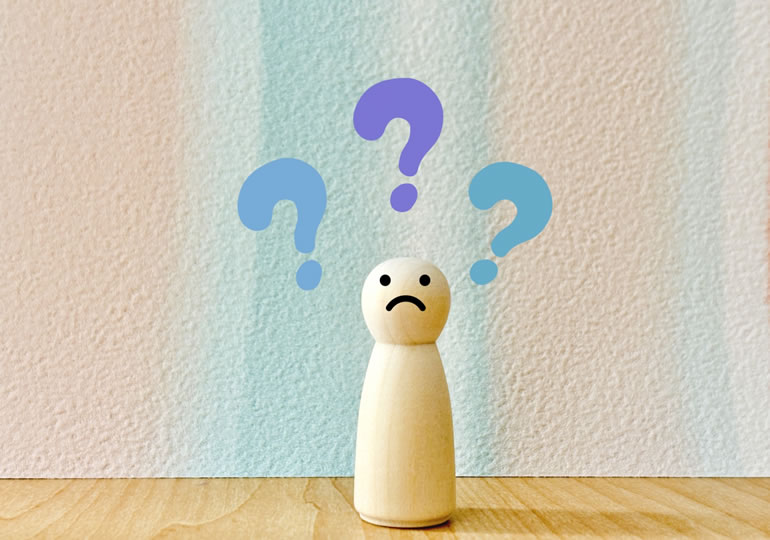 海洋散骨の疑問を問いかける人形