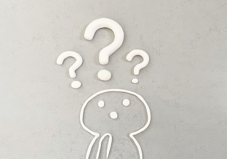 戒名に疑問を持つ人形のイメージ画像