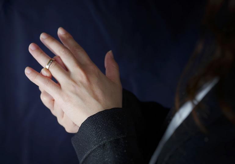 婚約指輪を外す女性