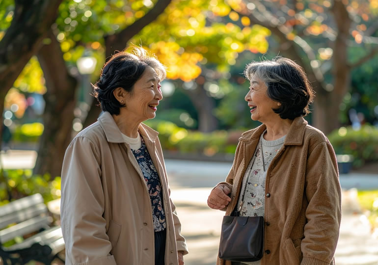 公園の立ち話で散骨の話をする高齢女性
