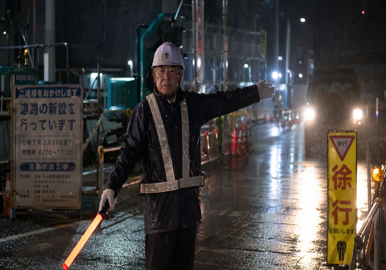 工事現場で働く高齢男性